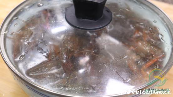 小龙虾只用清水清洗，泥沙难洗还腥，多加3样东西，脏东西跑光光